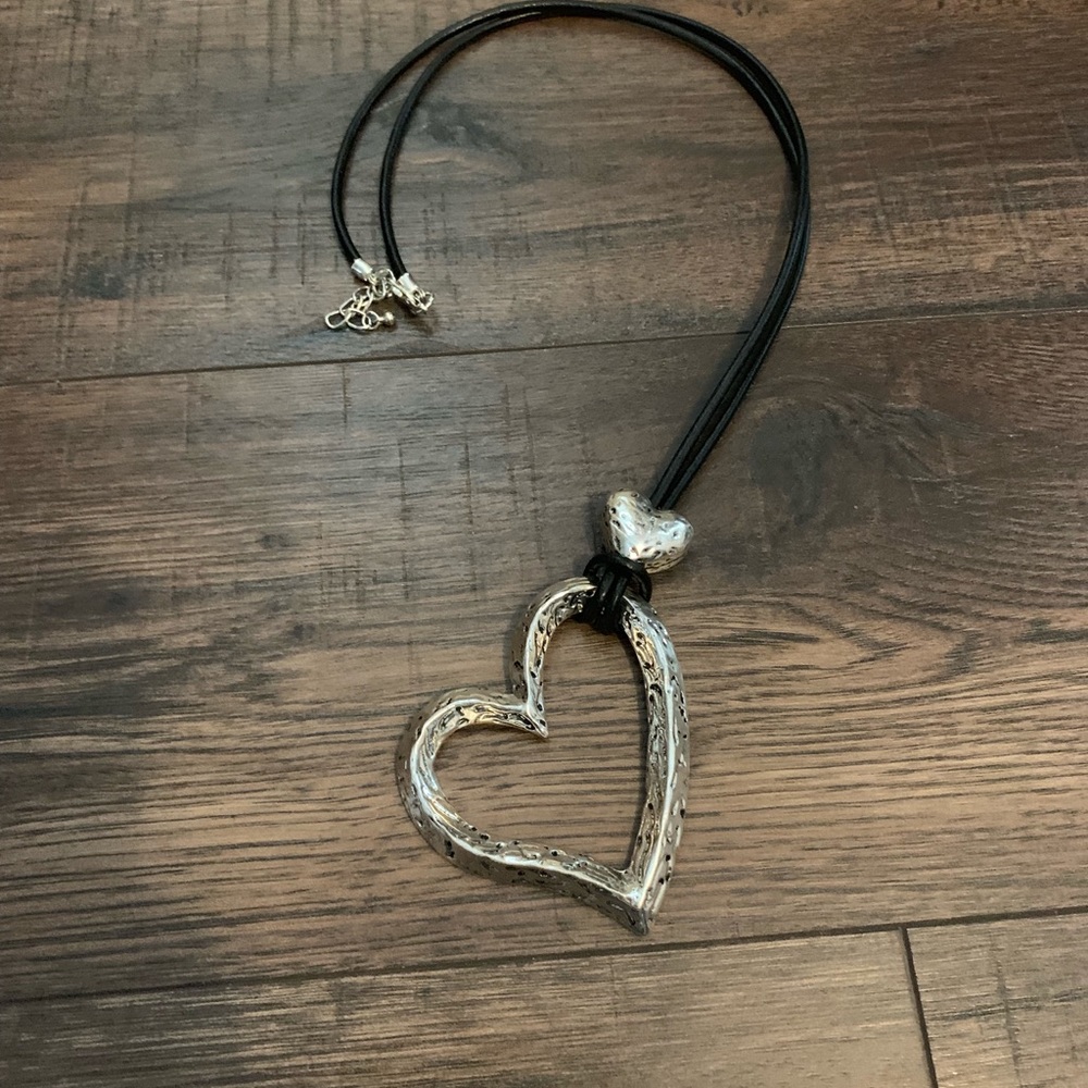 ✨LAST ONE✨PARIS✨Antique Hammered Heart Necklace - Picture 6 of 8